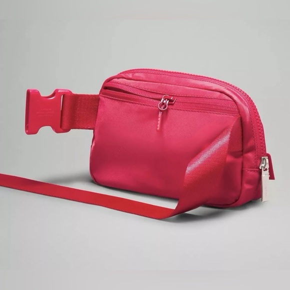 Lululemon Everywhere Belt Bag 1L
Wordmark/Cherry Mist - Picture 2 of 6